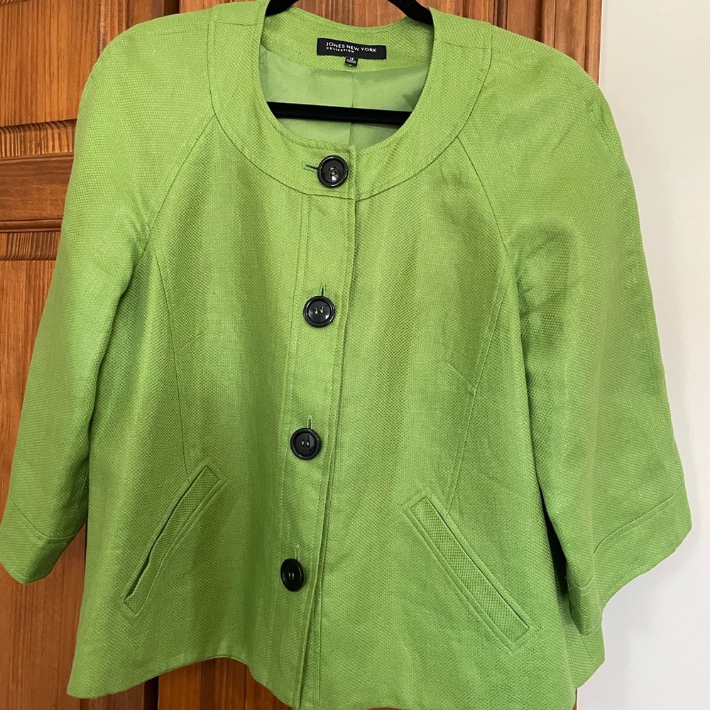 Stylist “ Jones New York Collection” short jacket.